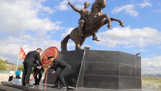 Selendide çelenk sunma töreni yapıldı