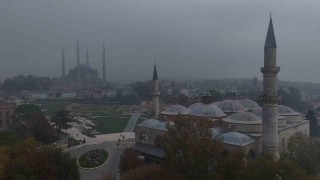 Selimiye Camisi sis bulutları arasında kayboldu