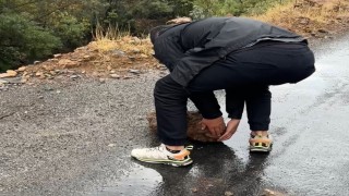 Şemdinli-Derecik karayoluna düşen kaya parçalarını dağcılar temizledi