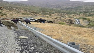 Şemdinlide uçuruma düşen kamyonu askeri vinç kurtardı