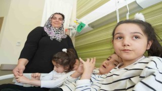 Serebral palsi hastası üçüzler annelerinin şefkatiyle iyileşiyor