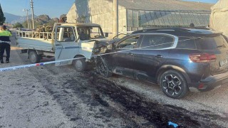 Serikte otomobil ile kamyonet çarpıştı: 3 yaralı