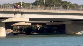 Serinlemek için metrelerce yükseklikten nehre atladılar