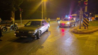 Şerit değiştiren otomobil motosiklete çarptı