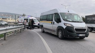 Servis minibüsünün çarptığı yaşlı adam ağır yaralandı.