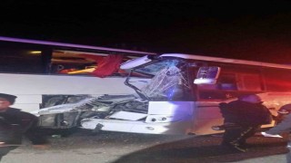 Servis otobüsü yolcu otobüsüne çarptı: 13 yaralı