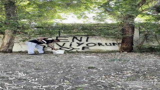 Sevdasını duvara yazan vatandaşa, belediye personelinin Seviyorsan git konuş mesajı tebessüm ettirdi