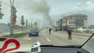 Seyir halinde alev alan otomobile polisler müdahale etti