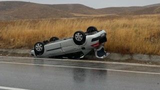 Seyir halinde kontrolden çıkan otomobil takla attı