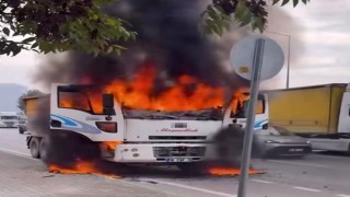 Seyir halindeki kamyon alev alev yandı