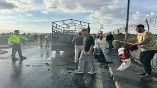 Seyir halindeki kamyonet alev aldı: Ensesinde sıcaklık hissedince, 3 kişinin hayatı kurtuldu