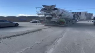 Seyir halindeki mikserin yola beton döktüğü anlar kamerada