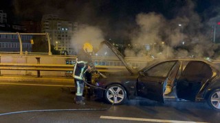 Seyir halindeki otomobil alev aldı