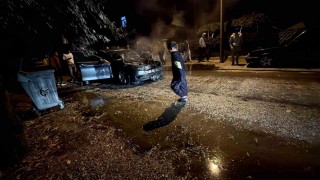 Seyir halindeki otomobil alev aldı