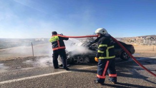 Seyir halindeki otomobil yandı