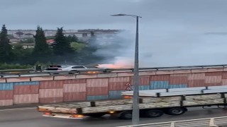 Seyir halindeki otomobilin motor kısmı alev aldı