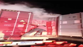 Seyir halindeki tır alev aldı: Makarnaları dorseden atarak kurtarmaya çalıştı