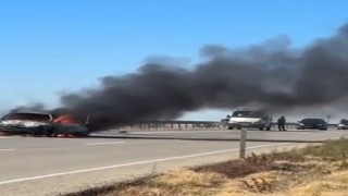 Seyir halindeykeki otomobil alev alev yandı