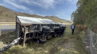 Seyir halindeyken direksiyonu kitlenen kamyon şarampole devrildi