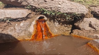 Şifalı suya ulaşmak isteyen vatandaşlar kilometrelerce yol yürüyor