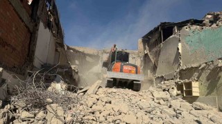 Siirtte metruk bina kontrollü şekilde yıkıldı