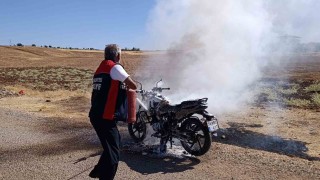 Siirtte seyir halindeki motosiklet alev aldı