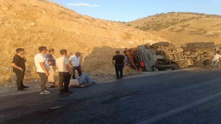 Siirtte virajı alamayan tır devrildi: 1 yaralı
