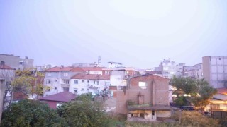 Şimşekler geceyi aydınlattı, ardından yaşanan deprem ise korkuttu