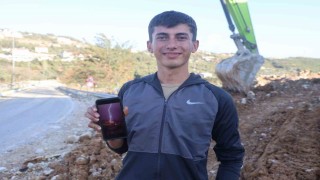 Şimşekleri görüntülemek isterken, yakın noktaya isabet eden yıldırımla deprem oldu sandı