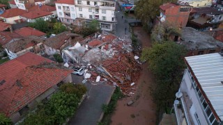 Sındırgı depreminde çöken binalar sabahın ilk ışıklarıyla böyle görüntülendi