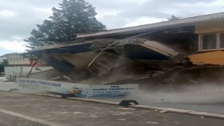 Sındırgıda depremde hasar gören bina kendiliğinden yıkıldı