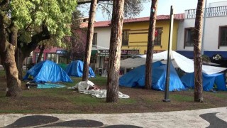 Sındırgıda depremin ardından halk geceyi sokakta ve çadırlarda geçirdi