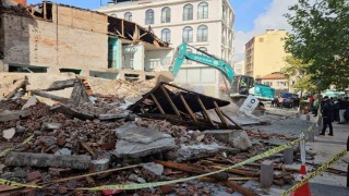 Sındırgıda yıkılan binaların enkazı kaldırılıyor