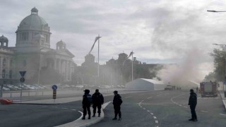 Sırbistan parlamentosu önünde silahlı saldırı