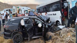 Şırnakta yolcu otobüsü ile otomobil çarpıştı: 1i ağır 4 yaralı