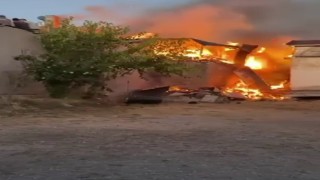 Sivasta korkutan yangın: 2 ev, 1 ahır ve samanlık zarar gördü