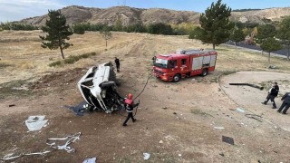 Sivasta minibüs istinat duvarından aşağı devrildi: 4 yaralı