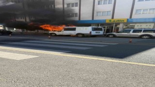 Sivasta park halindeki minibüs alev alev yandı