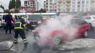 Sivasta park halindeki otomobilde çıkan yangın, paniğe neden oldu