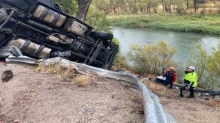 Sivasta sebze yüklü tır devrildi: Sürücü 2 saatlik çalışmayla kurtarıldı