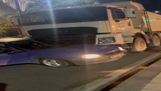 Sivasta seyir halindeki kamyon otomobile çarptı