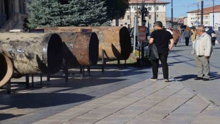 Sivasta yer altından çıkarılan borular kent meydanında sergileniyor