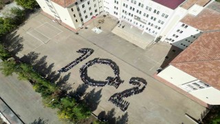 Siverekli öğrencilerden cumhuriyetin 102. yılına anlamlı koreografi