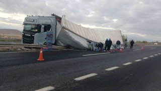 Sivrihisarda sebze yüklü tır devrildi