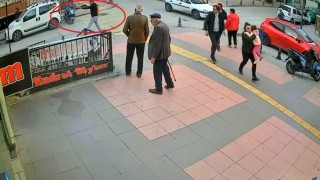 Sokak ortasında husumetlisine defalarca ateş etti