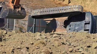 Sökede iş makinesi devrildi: 1 yaralı