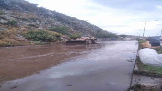 Sökede toprak kayması: Karayolu trafiğe kapandı
