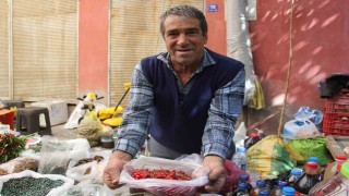 Sonbaharın kırmızısı kızılcık pazar tezgahlarında