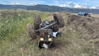 Su kanalına devrilen traktörün altında kalan yaşlı adam hayatını kaybetti