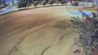 Su tankerine çarpan kamyonetin sürücüsünün öldüğü kaza anı kamerada